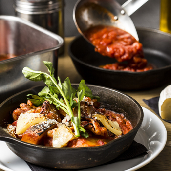 大山鶏のトマト煮込み カマンベールフライパン焼き